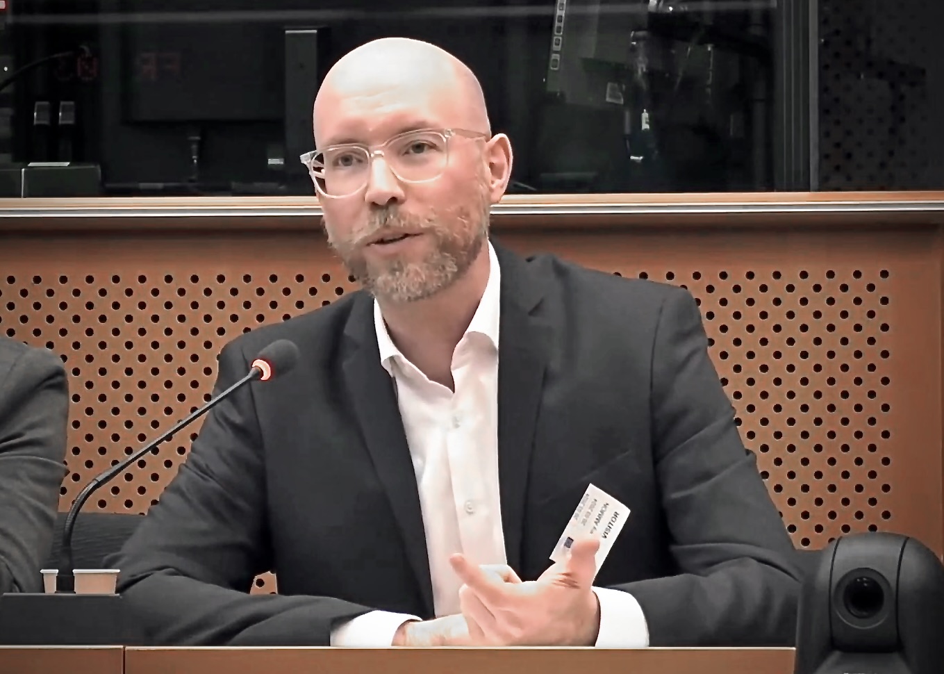 GEP-Vorstandsmitglied Danny Ammon kommentiert in der Sitzung zu UAP im Europäischen Parlament